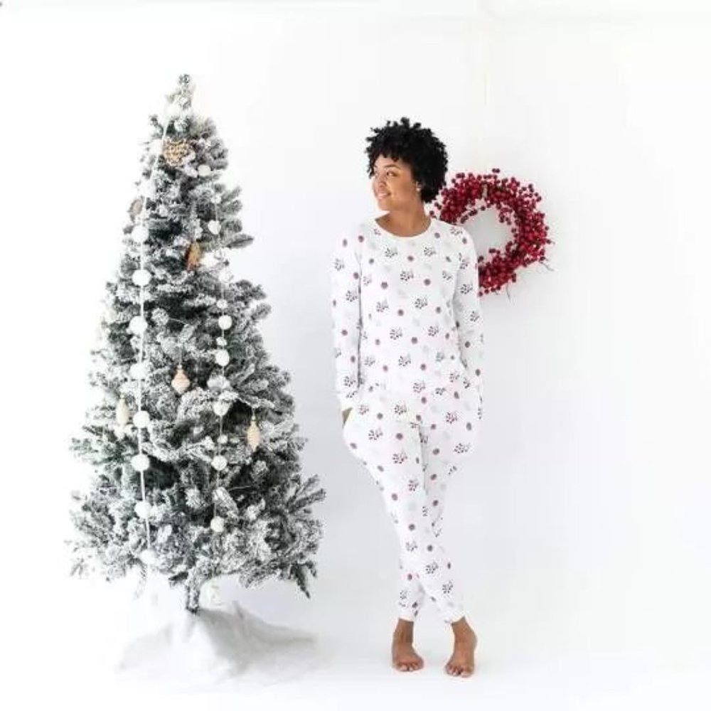NWOT Kyte Baby Women's Jogger Pajama Set in Holly Berry christmas pjamas